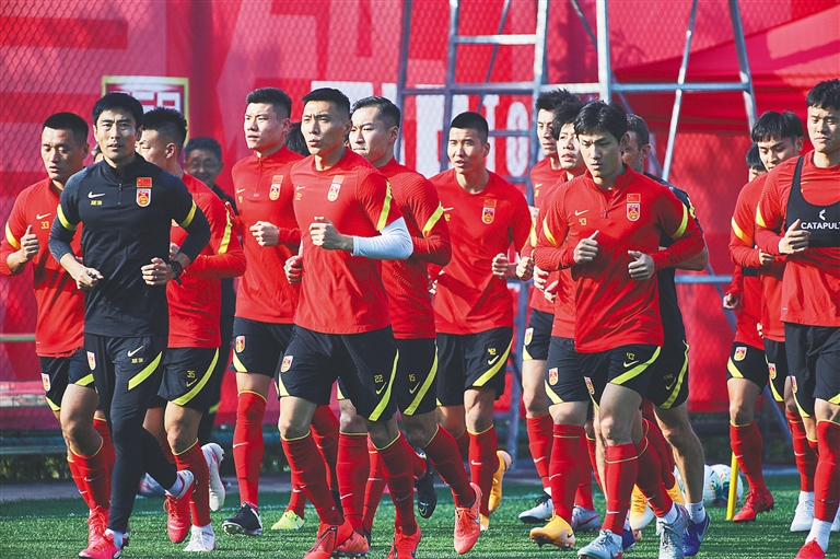 南安普顿不敌普雷斯顿后，后卫内森-伍德与本队球迷发生口角