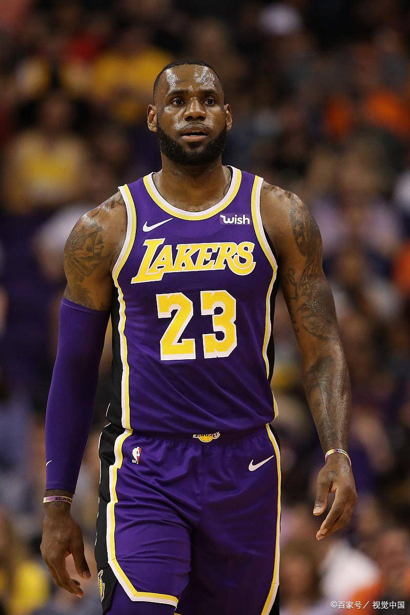 大联盟官方宣布永久退役杰基·罗宾逊的 42 号球衣，全联盟仅剩李维拉身披此号