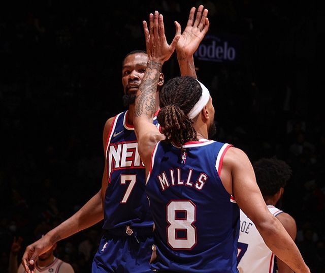 积雪已覆盖球场，加拿大联赛球员在雪战中完成潇洒倒钩得分